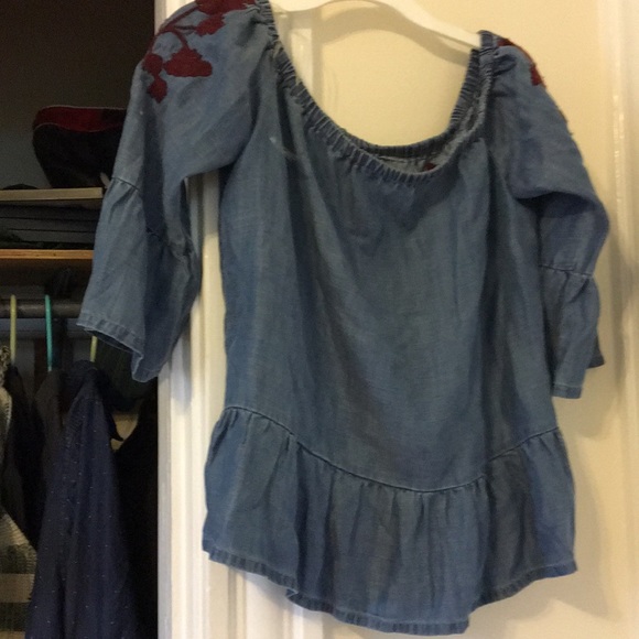 Francesca’s off the shoulder Chambray Blouse - Picture 5 of 7